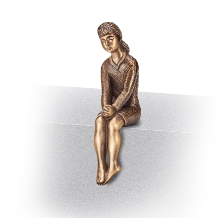 [ST-85534] Bronzová socha dívky, sedící, 10×3×4 cm